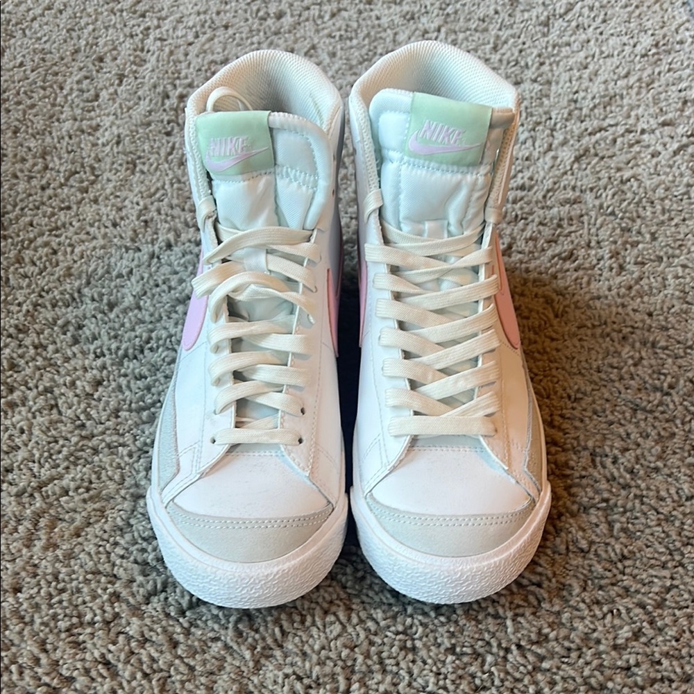 Nike Blazers High-Top shoes in White and Pink only worn one time basically new